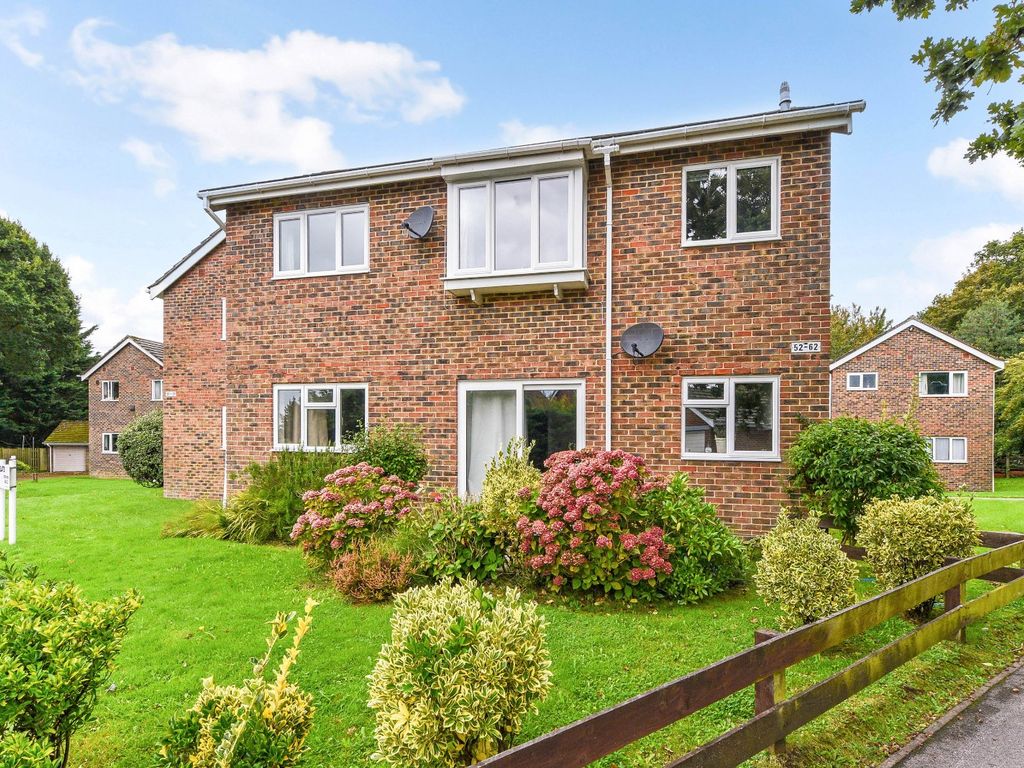 2 bed flat for sale in Upper Heyshott, Petersfield, Hampshire GU31, £