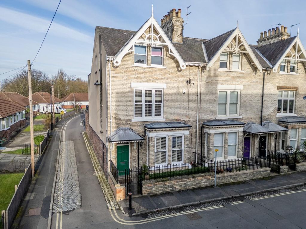 5 bed end terrace house for sale in Feversham Crescent, Off Wigginton