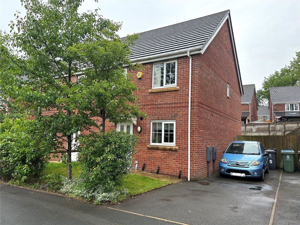 3 bed semidetached house for sale in Holwick Close, Oldham, Greater