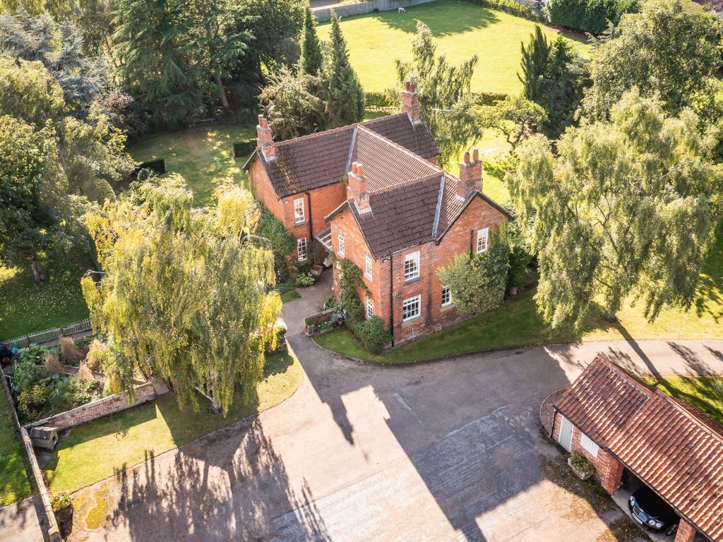 4 bed farmhouse for sale in High Common Lane, Tickhill, Doncaster DN11