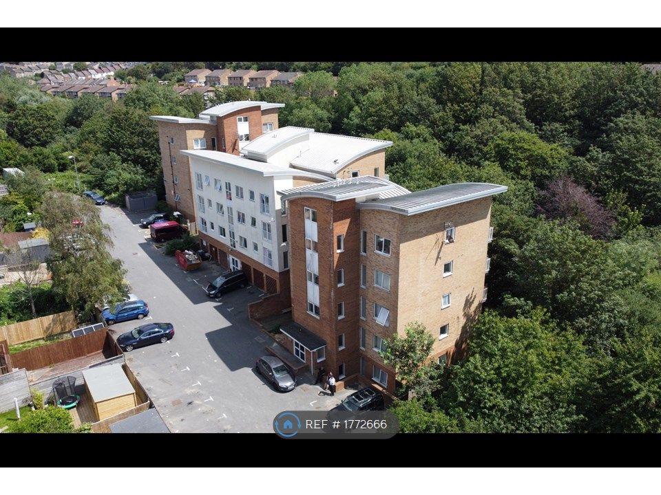 2 bed flat to rent in Valley View, Hastings TN35, £950 pcm Zoopla