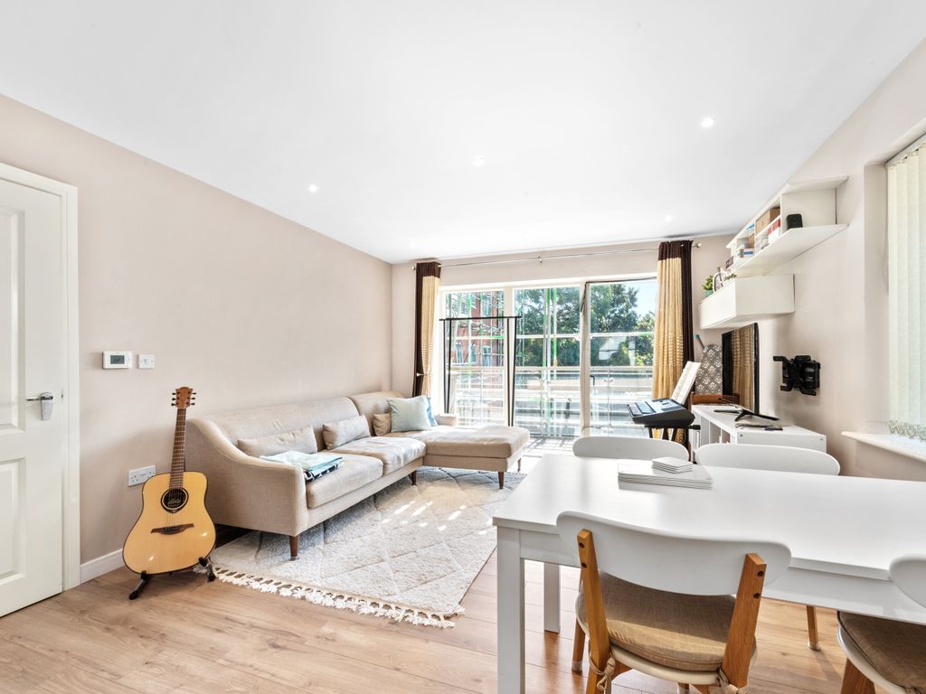 3 bed flat for sale in Kingston Road, Raynes Park SW20, £625,000 Zoopla