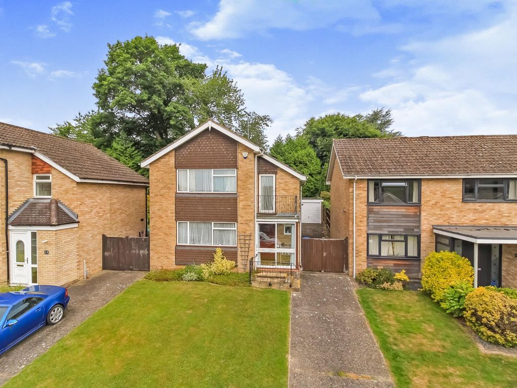 3 bed detached house for sale in Lynton Park Avenue, East Grinstead
