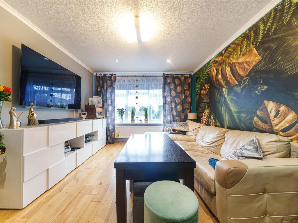 2 bed for sale in Gainsborough Road, Hayes UB4, £275,000