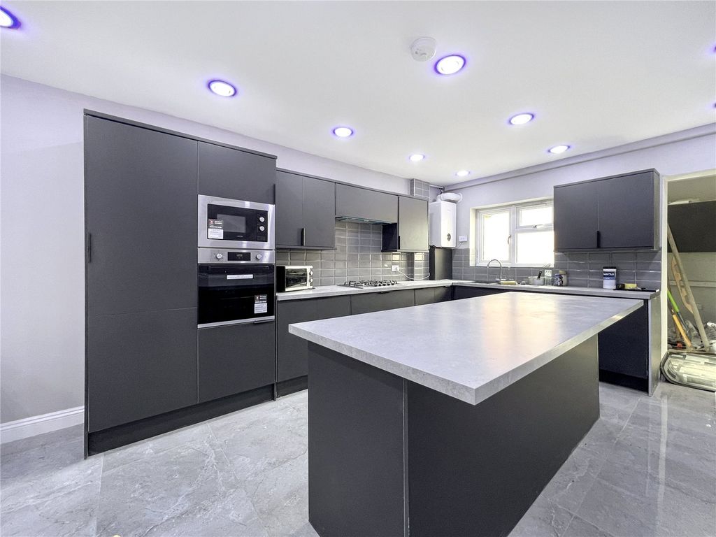 3 bed semidetached house for sale in Croft Road, Cosby, Leicester