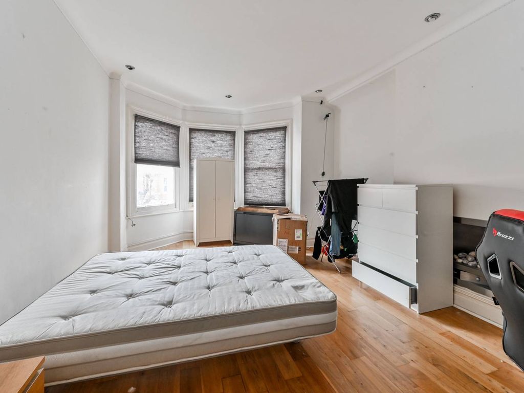 4 bed flat to rent in Broomfield Avenue, Palmers Green, London N13 Zoopla