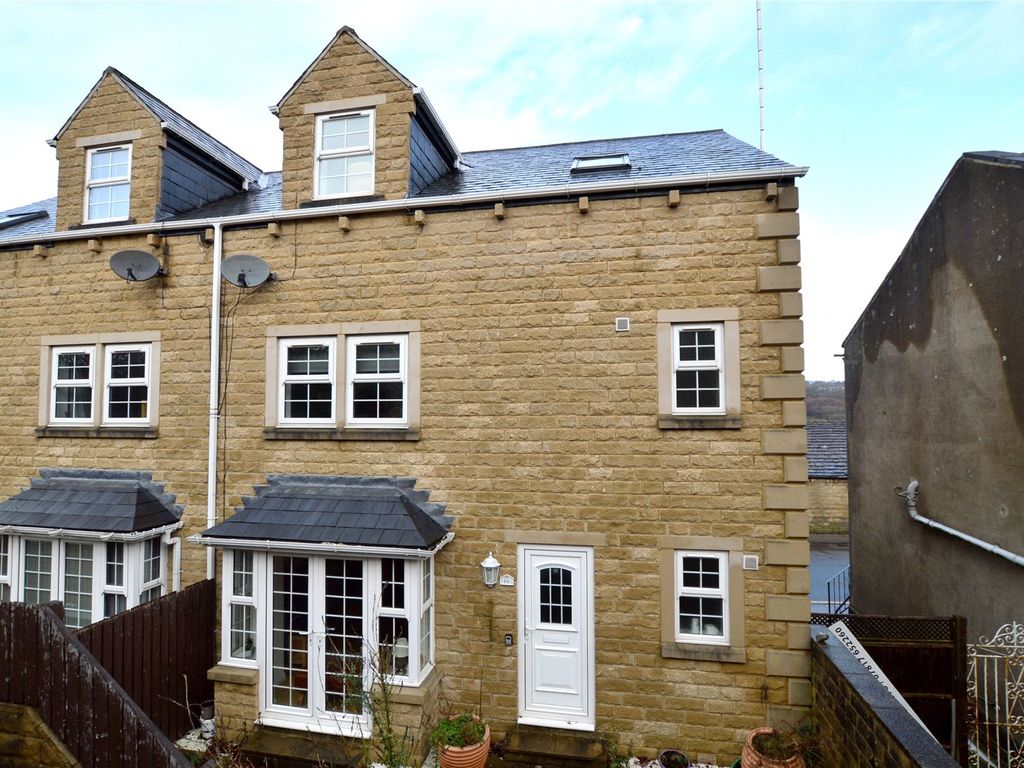 5 bed semidetached house for sale in Chiltern Court, Rodley, Leeds
