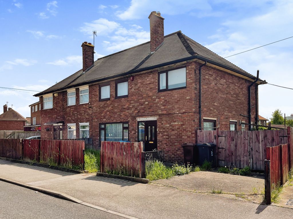4 bed semidetached house for sale in Staveley Road, Hull, East