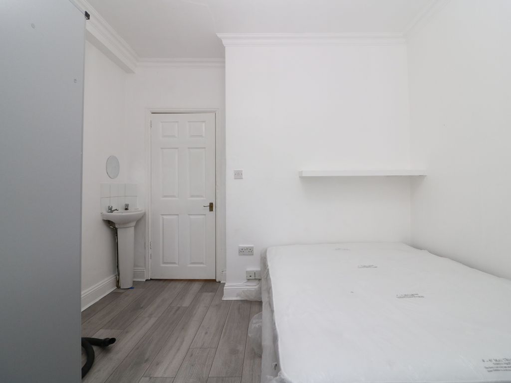 Studio to rent in Pitcairn Road, Mitcham CR4, £1,000 pcm Zoopla