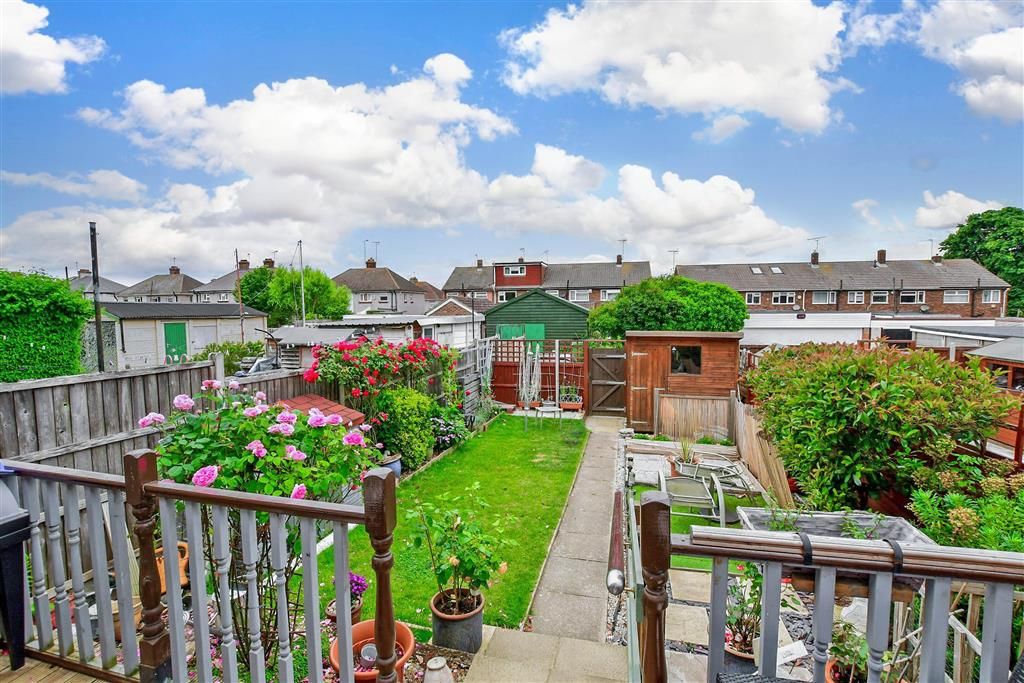 3 bed end terrace house for sale in Hall Road, Northfleet, Gravesend