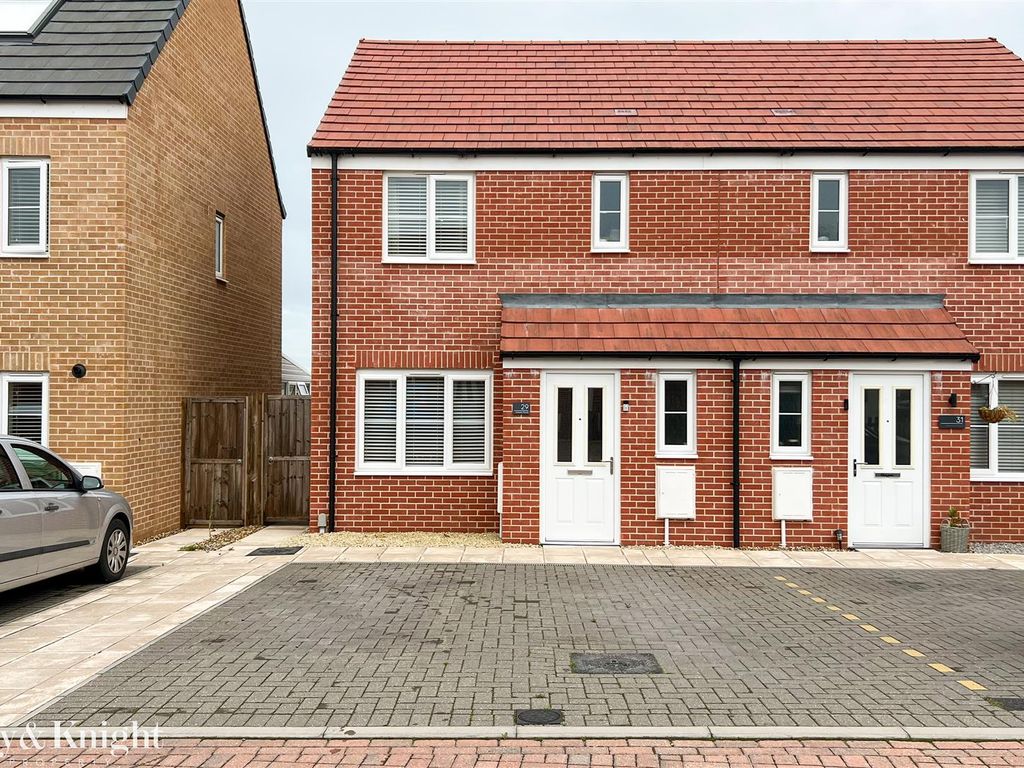 3 bed semidetached house for sale in Howes Road, Bradwell, Great