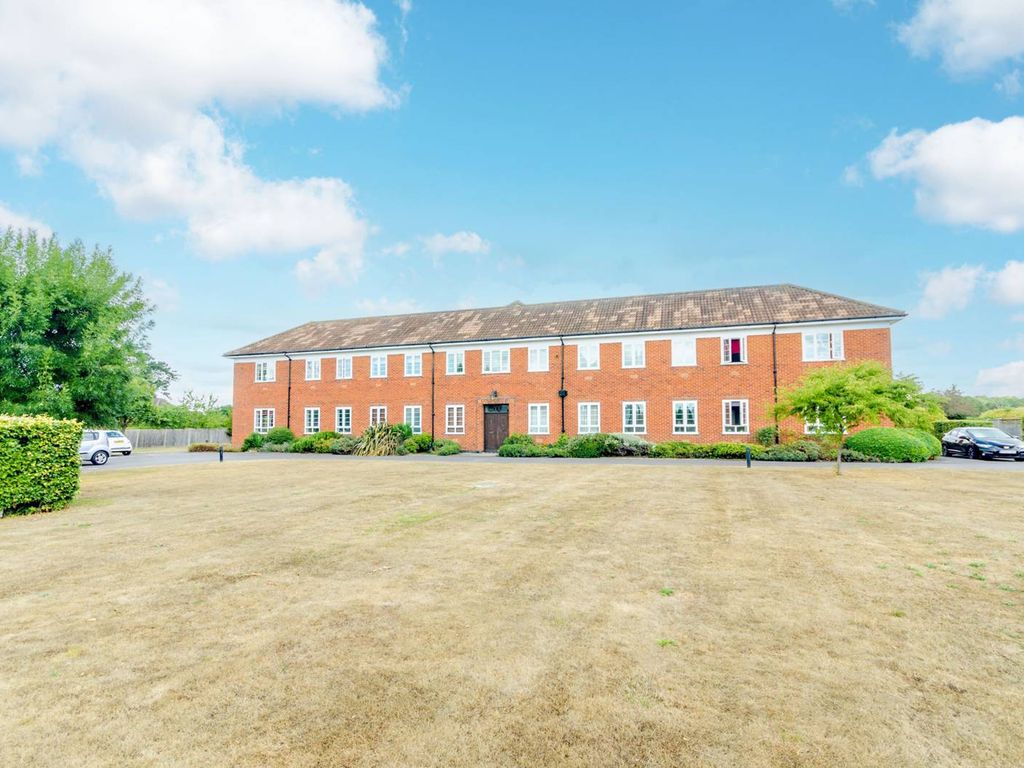1 bed flat for sale in Bakersgate Gardens, Pirbright, Woking GU24 Zoopla