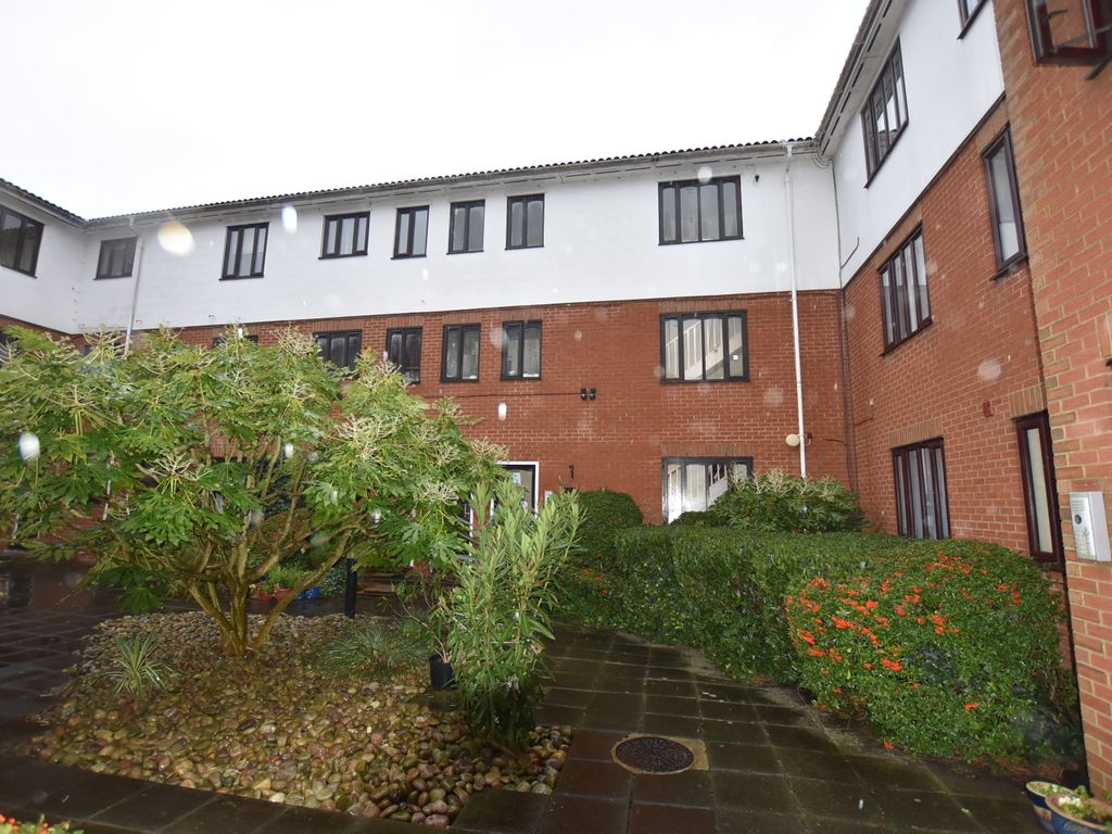 2 bed flat to rent in Lyonsdown Road, EN5, £1,650 pcm Zoopla