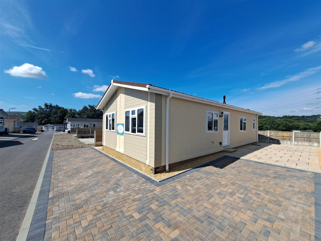 2 bed mobile/park home for sale in Pont Pentre Park, Upper Boat