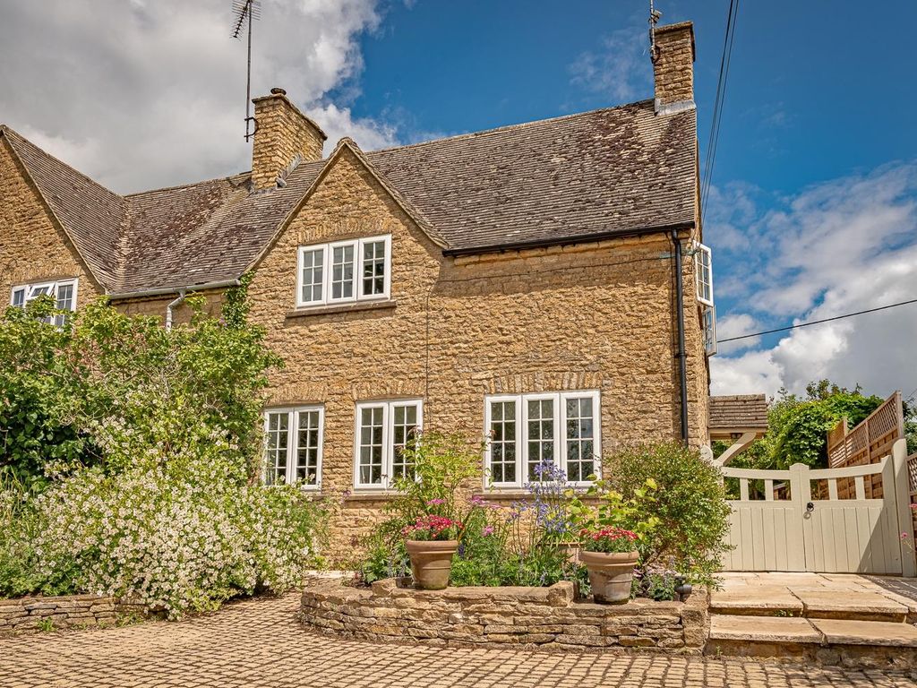 3 bed semidetached house for sale in Hastings Hill, Churchill