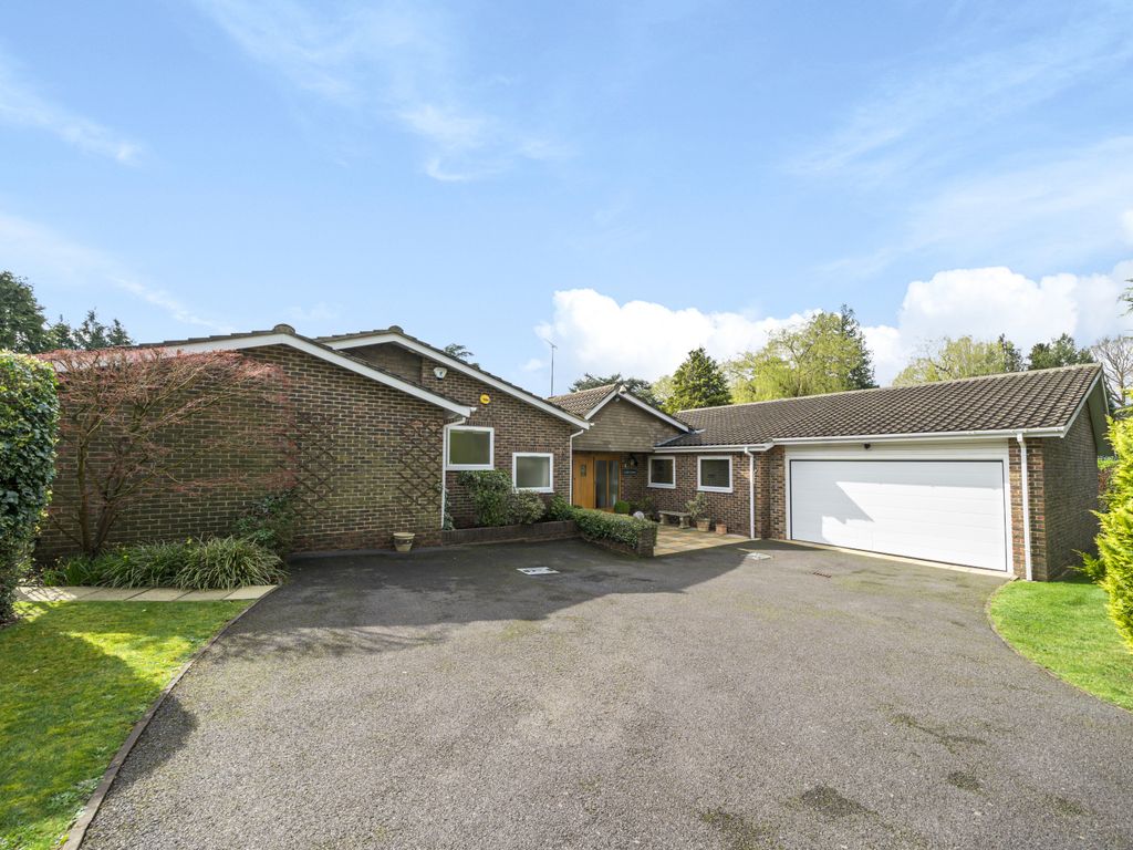 4 bed bungalow for sale in Lakeside Drive, Stoke Poges, Buckinghamshire SL2, £1,300,000 Zoopla