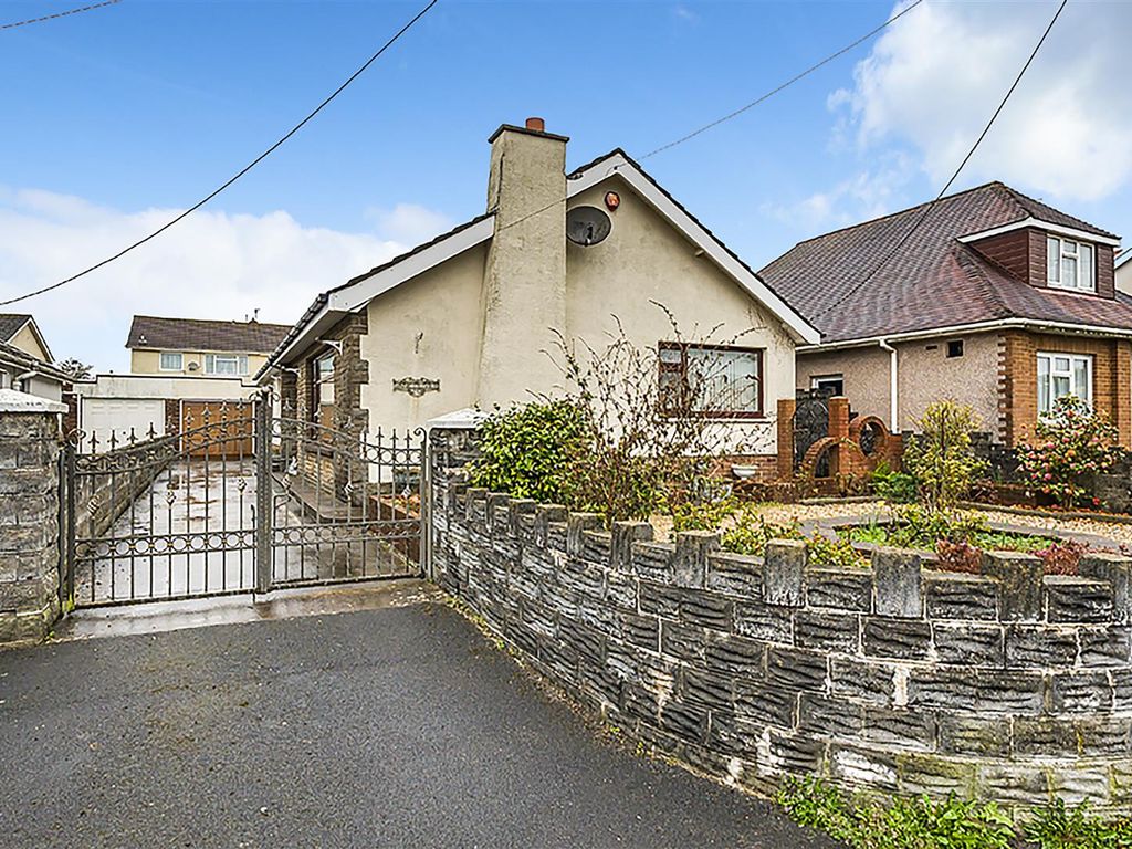 3 bed detached bungalow for sale in Coedcae Road, Llanelli SA15, £