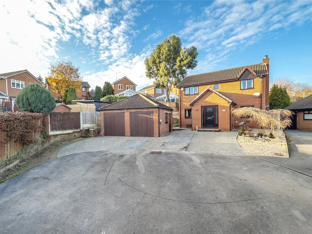 4 bed detached house for sale in Ibbetson Oval, Churwell, Morley, Leeds