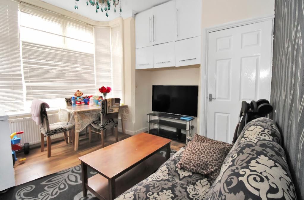 2 bed flat for sale in Studley Road, Luton, Bedfordshire LU3, £115,000