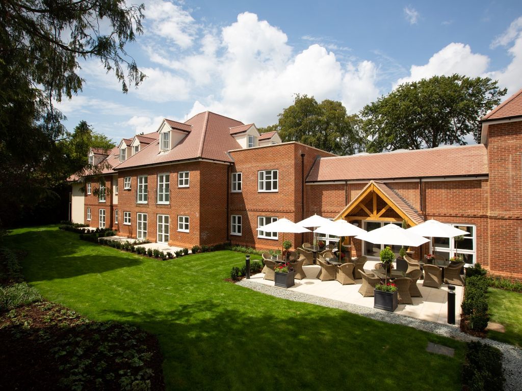 2 bed flat to rent in Westhall Road, Warlingham CR6, £2,995 pcm Zoopla