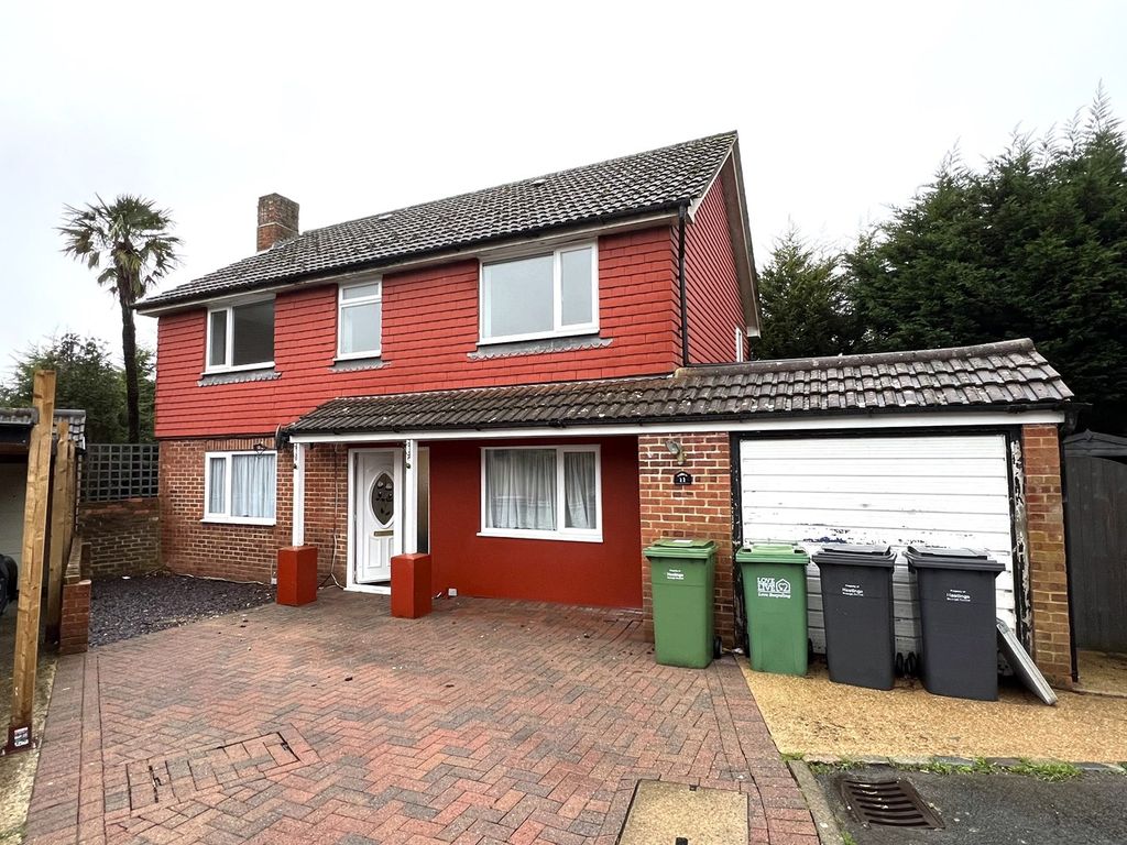5 bed detached house to rent in Bower Close, St LeonardsOnSea TN37, £