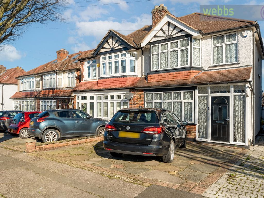 3 bed semidetached house for sale in Chertsey Drive, Sutton SM3, £