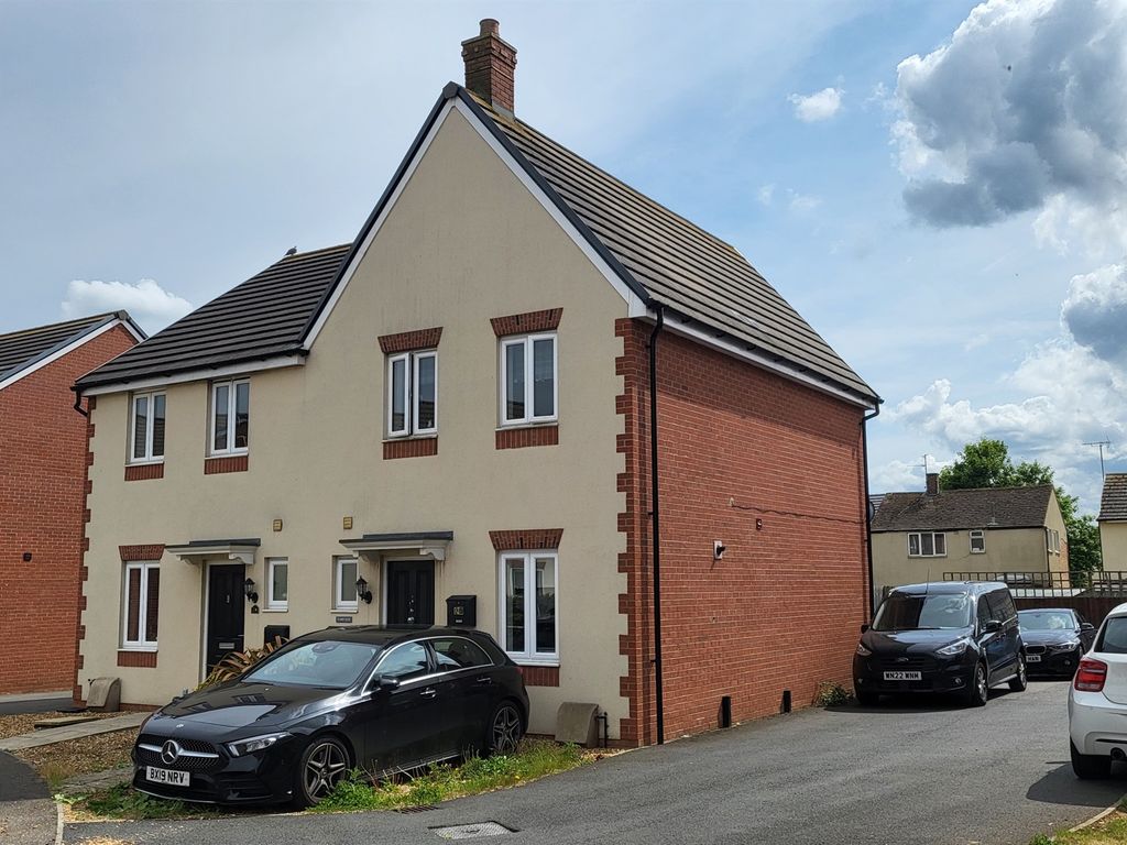 3 bed semidetached house for sale in Chimney Crescent, Irthlingborough