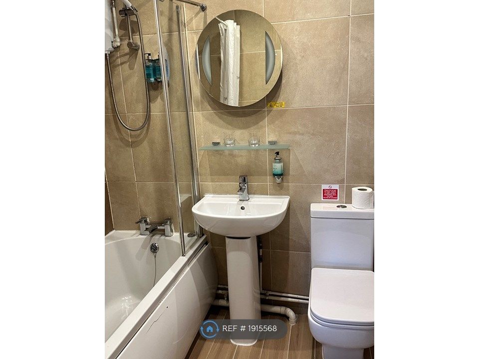 Room to rent in Warminster Road, Salisbury SP2, £800 pcm Zoopla