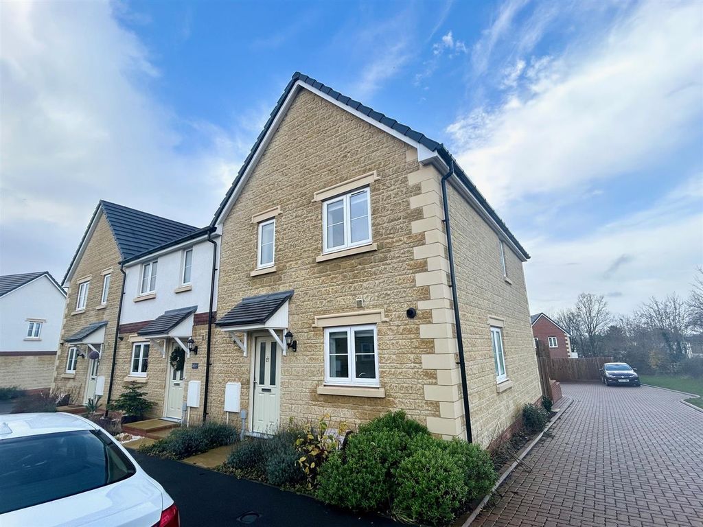3 bed end terrace house for sale in Defroscia Close, Calne SN11, £