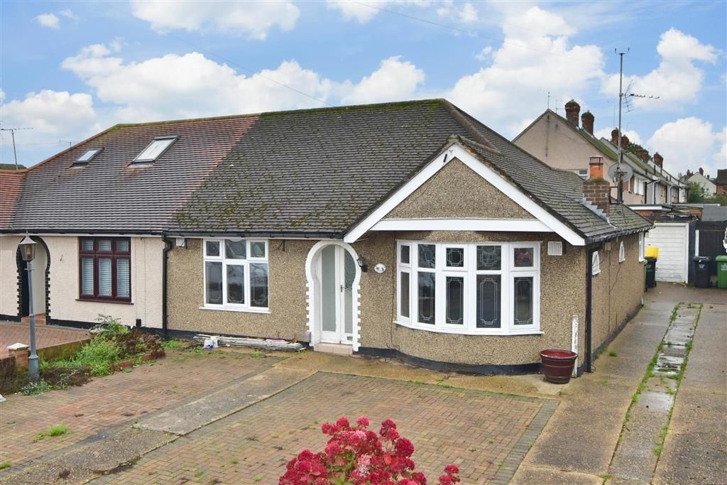2 bed semidetached bungalow for sale in Berens Close, Wickford, Essex