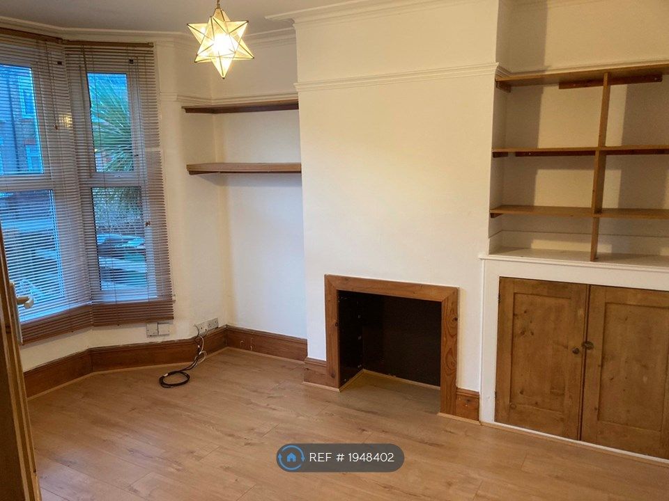 2 bed terraced house to rent in Fulbourne Road, London E17, £1,700 pcm