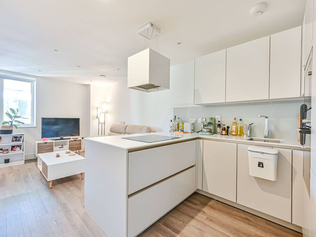 1 bed flat to rent in Gaumont Place, Streatham Hill, London SW2, £1,850