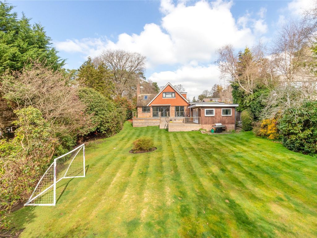 4 bed detached house for sale in Fosseway, Crowthorne, Berkshire RG45