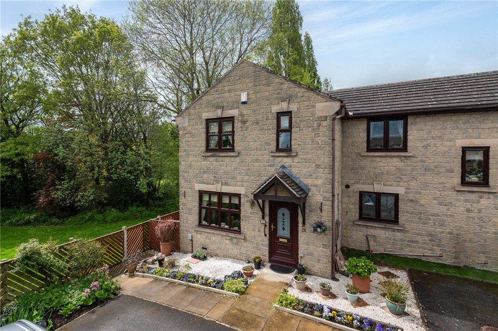 2 bed end terrace house for sale in The Embankment, Mirfield, West