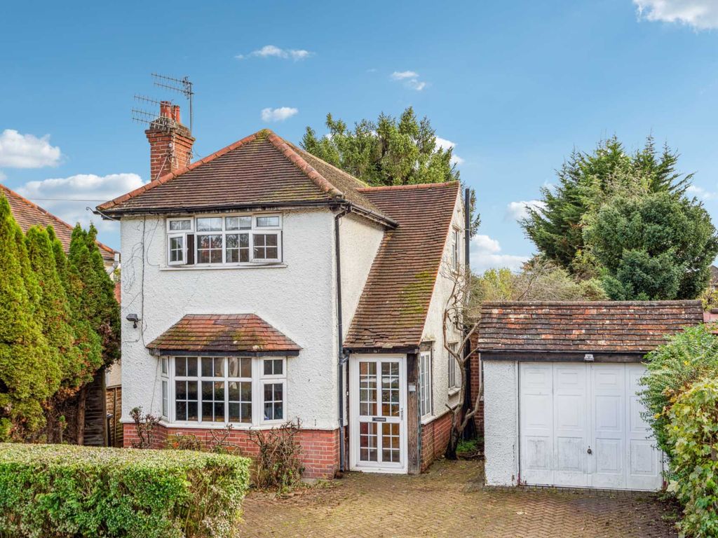 3 bed detached house for sale in Bournehall Avenue, Bushey WD23, £