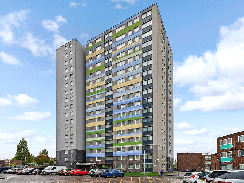 3 bed flat for sale in Mersea House, Harts Lane, Barking IG11, £175,000