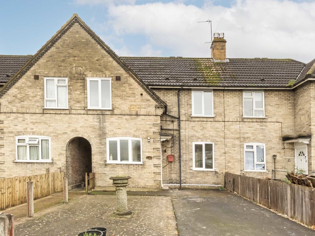 3 bed property to rent in Winslow Way, Hanworth, Feltham TW13, £2,200