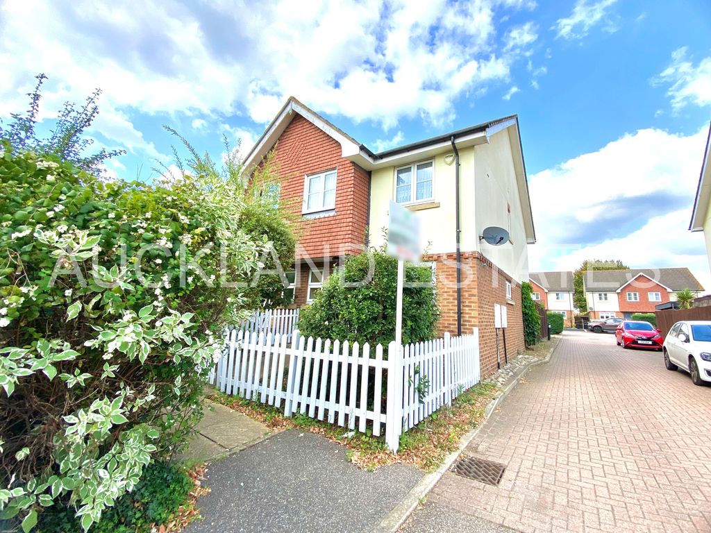 3 bed semidetached house to rent in Edenvale, Goffs Oak, Waltham Cross