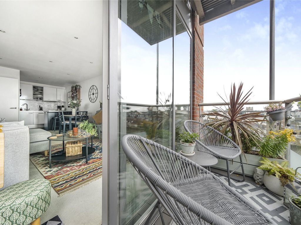 1 bed flat for sale in WaltonOnThames, Surrey KT12 Zoopla