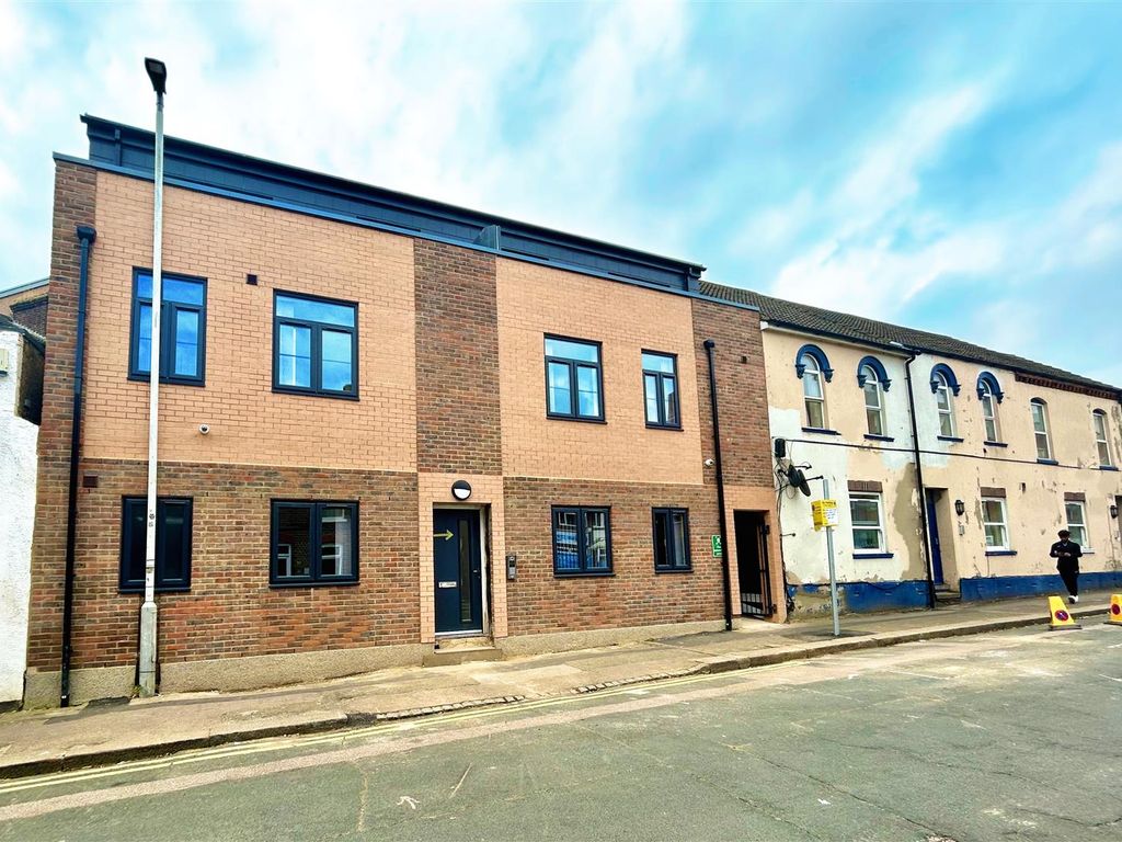 2 bed flat to rent in Collingdon Street, Luton LU1, £1,500 pcm Zoopla