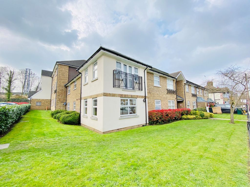 2 bed flat to rent in Lancaster Road, New EN4, £1,800 pcm Zoopla