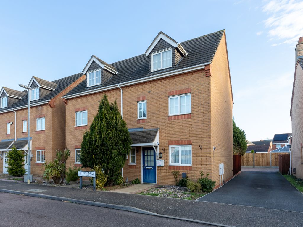 4 bed semidetached house for sale in Brunel Drive, Biggleswade SG18