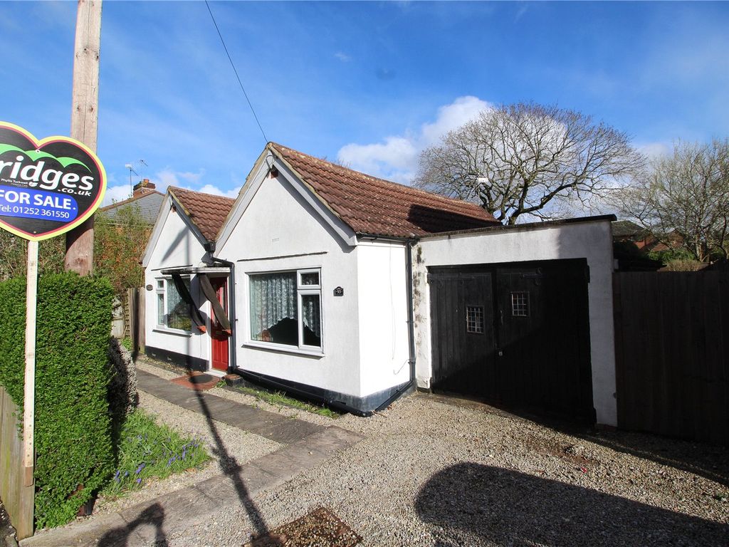 2 bed bungalow for sale in Albert Street, Fleet, Hampshire GU51, £