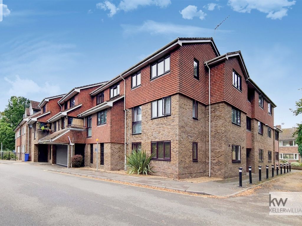 1 bed flat to rent in Dunstan Court, Leacroft, Staines TW18 Zoopla