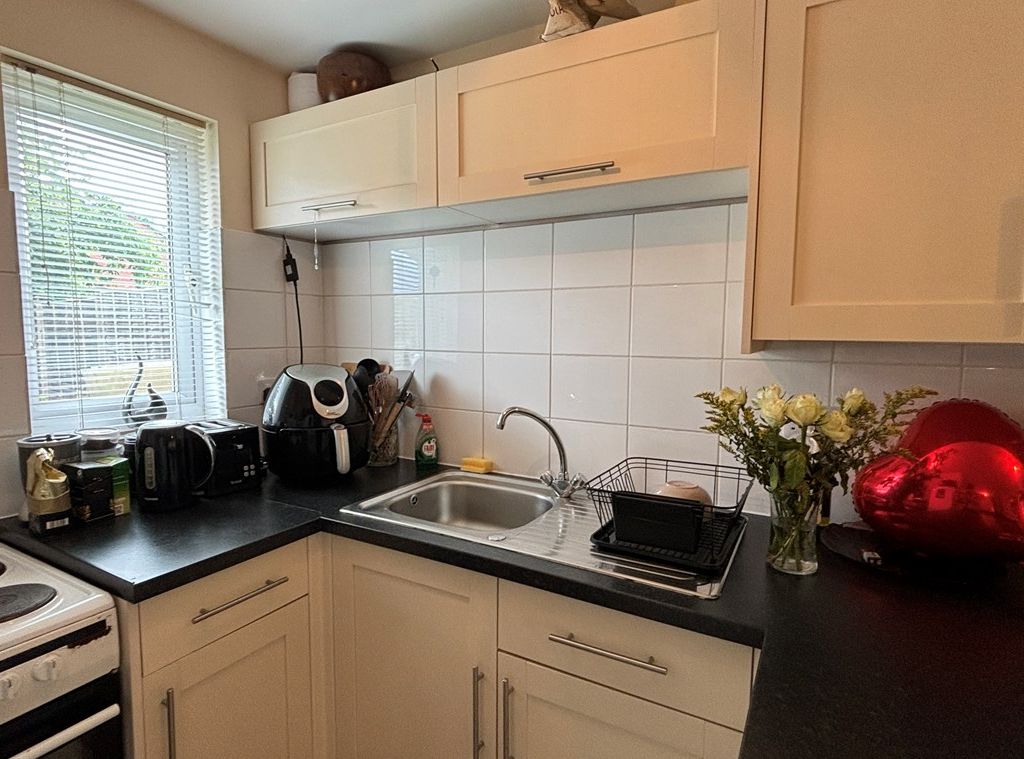 Studio to rent in Allington Close, Taunton TA1, £595 pcm Zoopla