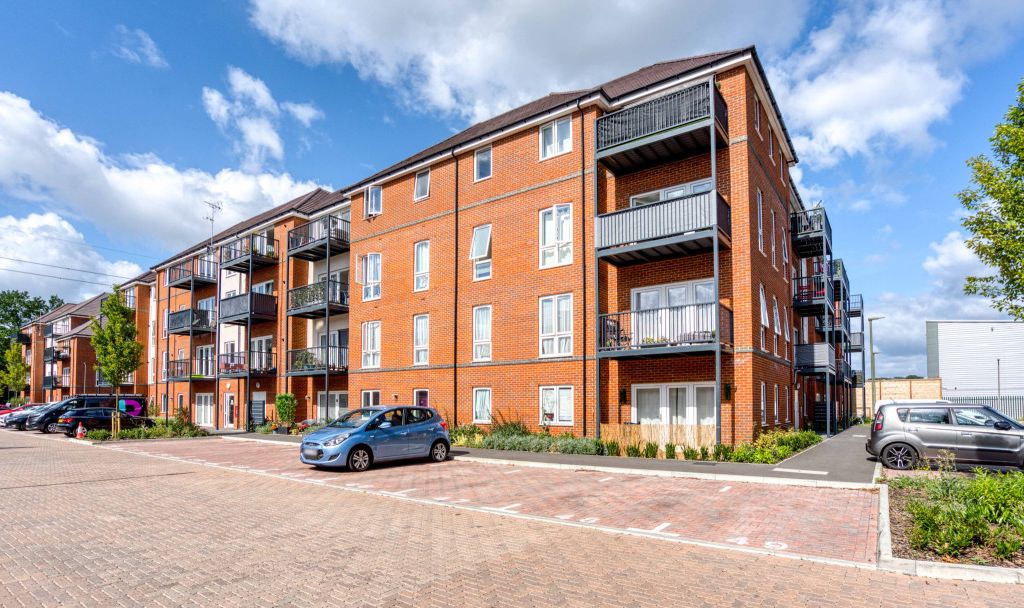 2 bed flat for sale in Highwayman Grove, Chertsey KT16 Zoopla