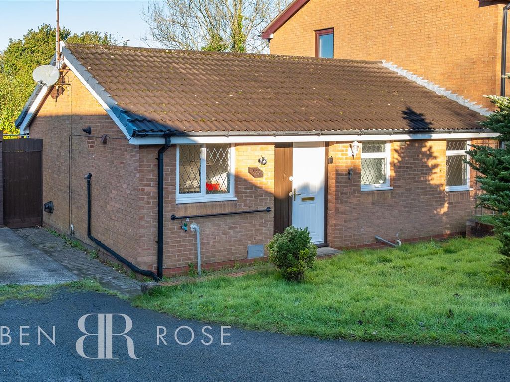 2 bed semidetached bungalow for sale in Kiln Croft, ClaytonLeWoods