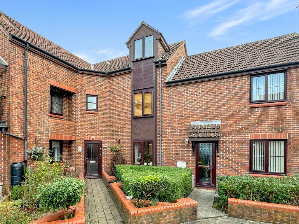 2 bed flat to rent in Bradley Road, Trowbridge BA14, £875 pcm Zoopla