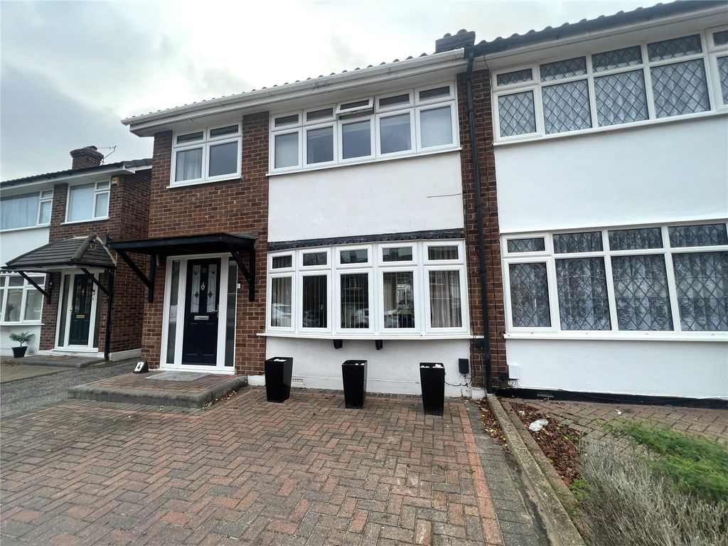 3 bed semidetached house to rent in Falkirk Close, Hornchurch RM11, £