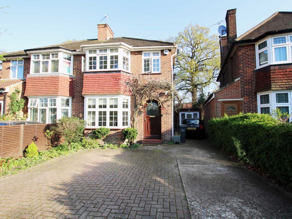 3 bed property to rent in Firs Drive, Hounslow TW5 Zoopla